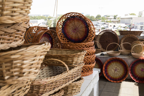 Ручної роботи плетених кошиках на традиційні місцеві базару в Узбекистані. - Фото, зображення