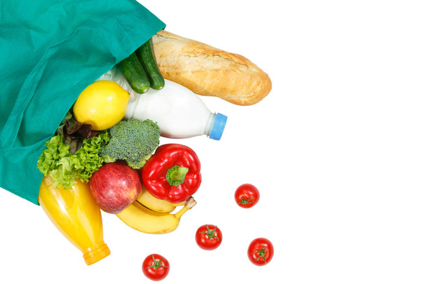 Aankoop voedsel aankopen groenten en fruit copyspace kopie ruimte geïsoleerd op een witte achtergrond - Foto, afbeelding