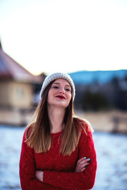 Close up portrait of a young woman enjoying in the magic of winter. - Foto, Bild