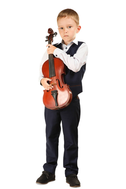 Chłopak w klasycznym garniturze z skrzypce na białym tle. Koncepcja hobby. - Zdjęcie, obraz