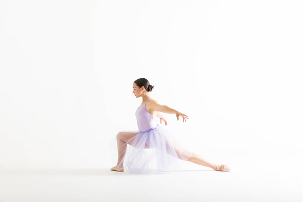 Longitud completa de la joven bailarina de ballet elegante posando sobre fondo blanco
 - Foto, Imagen