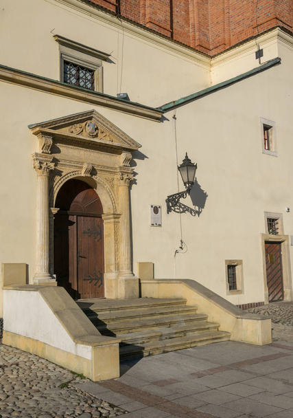 Портал "Відродження" Міська рада старого міста Тарнова, Польща. Напис на латині на дверях: "Нехай Бог захистить твій вхід і вихід" - Фото, зображення