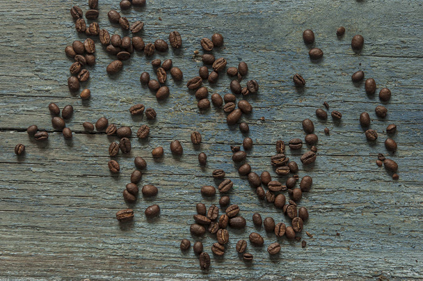 coffee beans scattered on the wooden table - Foto, immagini