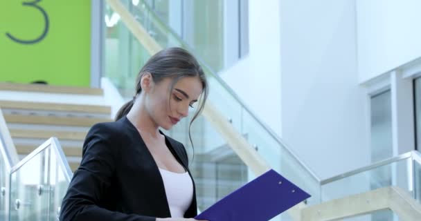 Business Woman With Folder In Hands In Office Building - Filmagem, Vídeo