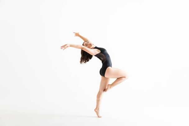 Fiatal nő illik balett jelmez, táncol, fehér háttér - Fotó, kép