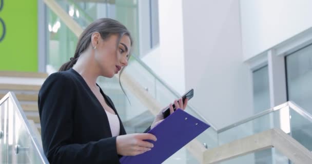 Business Woman Using Mobile Phone On Stairs At Office Center - Πλάνα, βίντεο