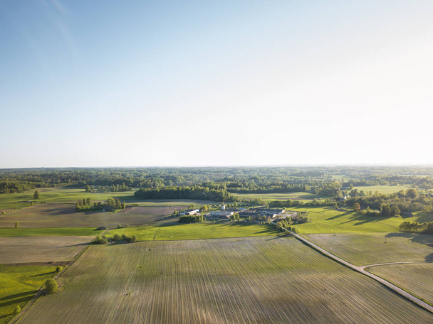 Antenni Drone Kuva niityt Ympäröivät kaunis aikaisin keväällä värit maaseudulla Village
 - Valokuva, kuva