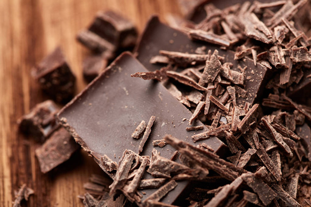 ψίχουλα της μαύρης σοκολάτας σε φόντο ξύλινη - Φωτογραφία, εικόνα