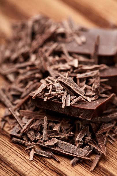 ψίχουλα της μαύρης σοκολάτας σε φόντο ξύλινη - Φωτογραφία, εικόνα