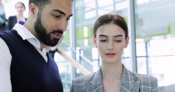 Business People. Man And Woman Talking At Work In Office - 映像、動画