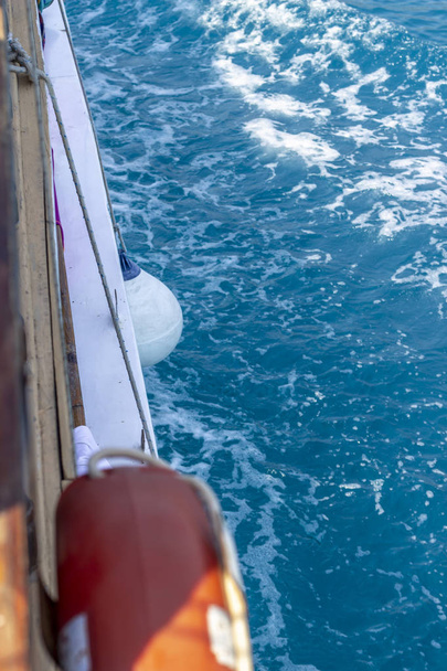 Tiro limpo de ferryboat enquanto navega em mar aberto azul
 - Foto, Imagem