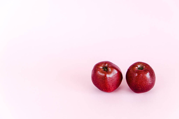 Apples on pink background - Fotoğraf, Görsel