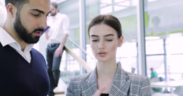 Business People. Man And Woman Talking At Work In Office - Filmagem, Vídeo