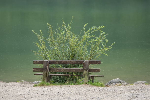Деревянная скамейка возле Глейнкерзее в Австрии
 - Фото, изображение