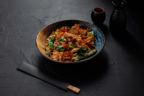 vista de alto ângulo de delicioso prato japonês na placa e pauzinhos
   - Foto, Imagem