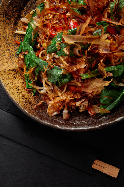 lezzetli Asya yemek üstten görünüm plaka ve yemek çubukları  - Fotoğraf, Görsel