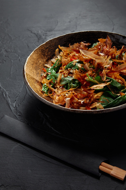 Detailní pohled chutné asijské jídlo na talíř a hůlky  - Fotografie, Obrázek