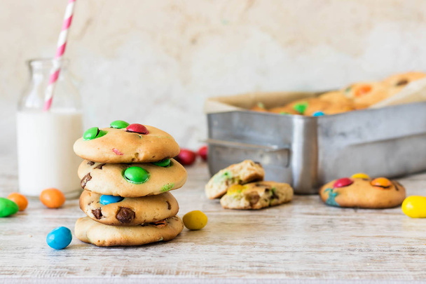 Biscuits américains avec des bonbons au chocolat colorés
 - Photo, image