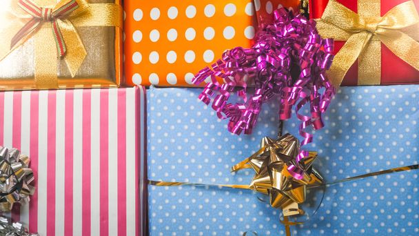 Nahaufnahme Bild von vielen Geschenkboxen mit Bändern und Schleifen dekoriert - Foto, Bild