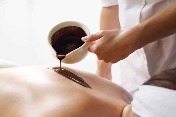 Massage with chocolate. Relax for the body in the spa salon. - Zdjęcie, obraz