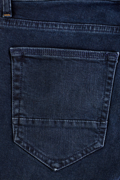 Denim jeans textuur achtergrond met gescheurd. De textuur van de gekleurde katoenen stof. Stitched textuur jeans achtergrond. Mode jeans knoop. Zak en klinknagel op jeans. Vezel- en weefselstructuur. - Foto, afbeelding