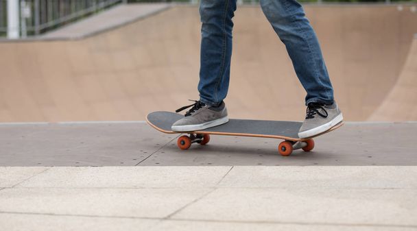 young woman skateboarding on skatepark ramp - Fotoğraf, Görsel