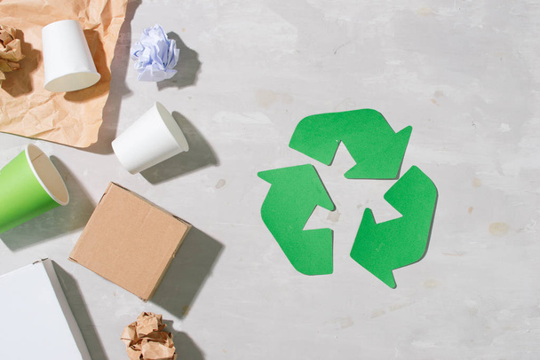 recycling symbol with waste on wooden background top view - Foto, Imagem