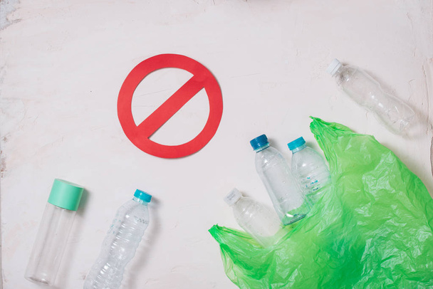 Pas de concept de recyclage plastique, pile de bouteilles en plastique à recycler sur fond blanc
 - Photo, image