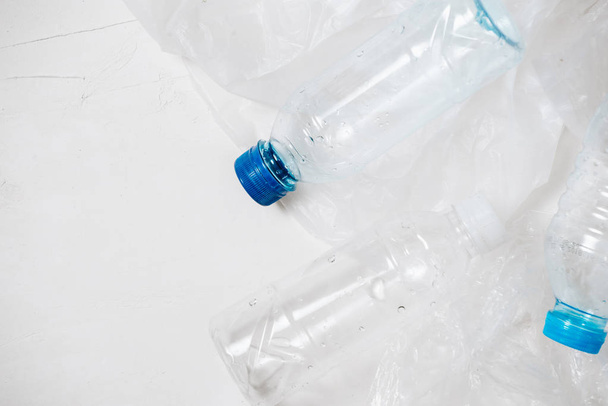 pila de botellas de plástico para reciclar sobre fondo blanco
 - Foto, imagen