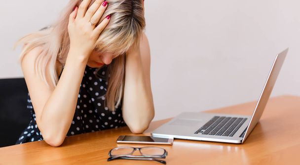 Розчарована і напружена жінка в ноутбуці. Концепція стресу
. - Фото, зображення