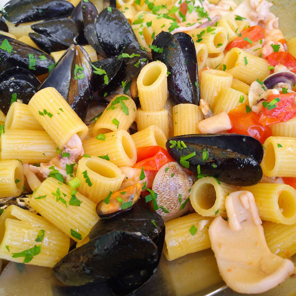 tipycal italský těstoviny s názvem mezze maniche allo scoglio s mořskými plody - Fotografie, Obrázek