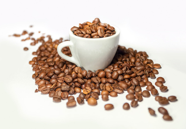 Кавові зерна та кавові чашки ізольовані на білому фоні
 - Фото, зображення