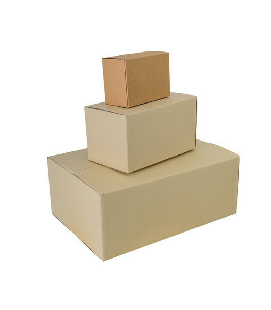 Cajas de cartón en diferentes tamaños cajas apiladas aisladas sobre fondo blanco con ruta de recorte
 - Foto, imagen