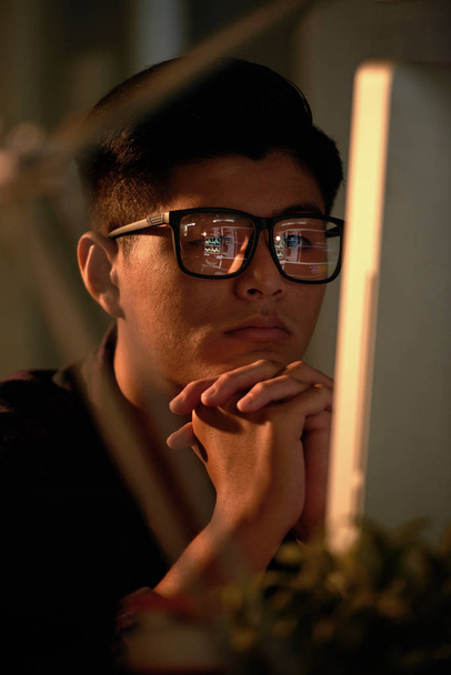 Ázsiai diák a ül, idegen rádióadást figyel képernyő szemüvegek  - Fotó, kép