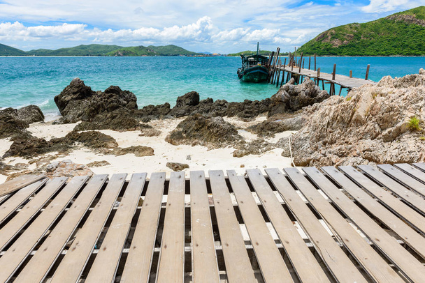 Drewniany chodnik, skalistego wybrzeża i biały piasek plaży z widokiem na morze niebieski na Kohkham. Sattahip, Chonburi, Tajlandia - Zdjęcie, obraz