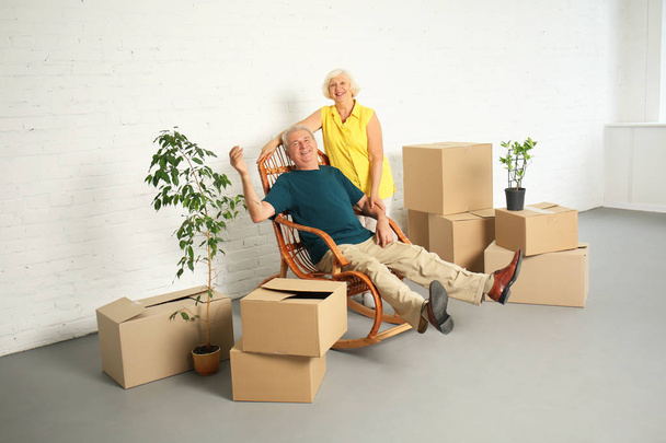 Heureux couple mature avec des boîtes après avoir déménagé dans une nouvelle maison
 - Photo, image