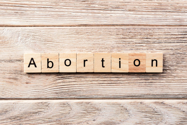 mot avortement écrit sur un bloc de bois. avortement texte sur table, concept. - Photo, image