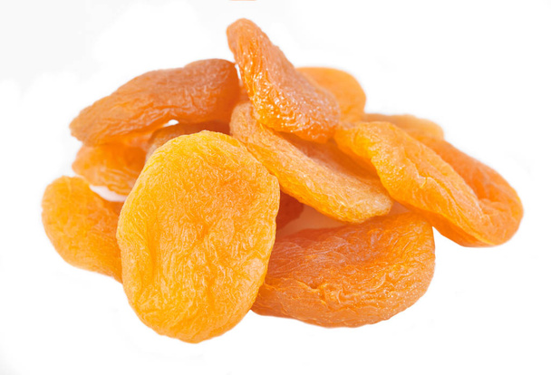 L'ingrédient abricot séché se referme isolé sur un fond blanc. Un fruit d'abricot orange avec photo de chemin de coupure pour la publicité
 - Photo, image