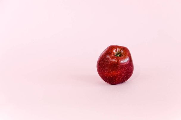 Apple on pink background - Foto, immagini