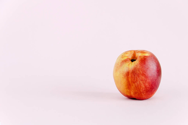 Peach on pink backgroun - Foto, Imagen