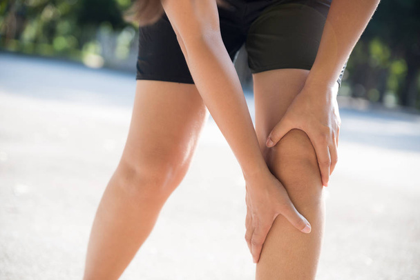 ランナー スポーツ膝の怪我。庭で実行中の膝の痛みの女性. - 写真・画像