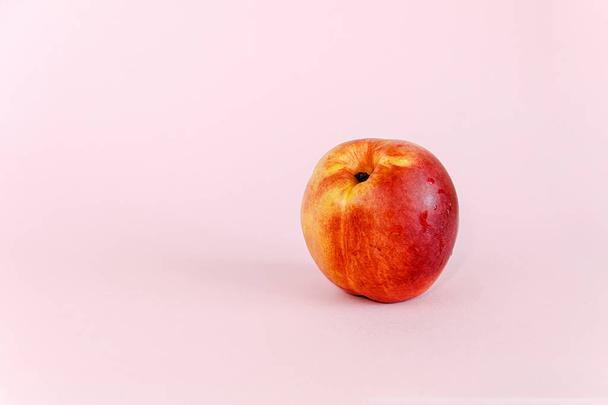 Peach on pink backgroun - Foto, immagini