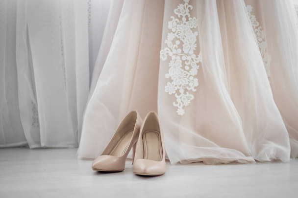 Beige Schuhe. Hochzeitsschuhe. Brautschuhe an der Ferse. die Brautkosten. Hochzeitsdekorationen und Attribute - Foto, Bild