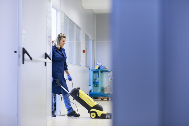 Frauen am Arbeitsplatz, professionelle Reinigungsfrauen waschen Boden in - Foto, Bild