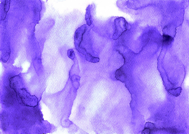 Teintes et taches d'aquarelle violette abstraites avec un fond solide sur une texture de papier
. - Photo, image