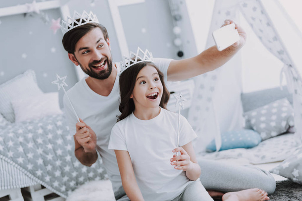 Cute Little Daughter and Daddy making Selfie. Happy Father's Day Concept. Father with Daughter Spending Time Togetherness at Home. Happy Family Daughter Laughs on Holiday - Foto, immagini