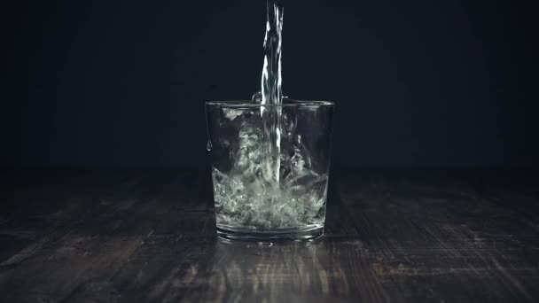sauberes Wasser wird schön in ein Glas gegossen - Filmmaterial, Video