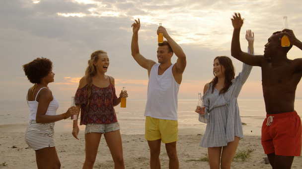 Κόμμα χαρούμενος τους φίλους να χορεύουν στην παραλία το καλοκαίρι - Πλάνα, βίντεο