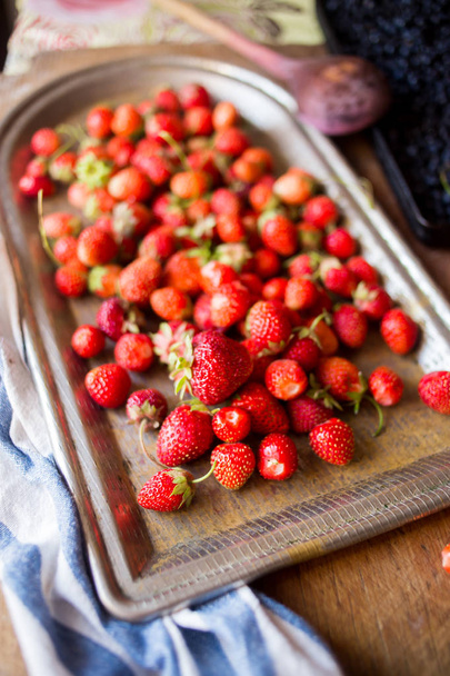 Ripe red strawberry berries on the table, closeup food photos - Foto, Bild