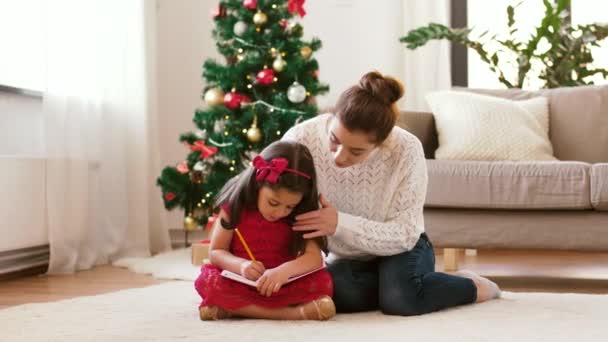 mother and daughter with notebook at christmas - Metraje, vídeo